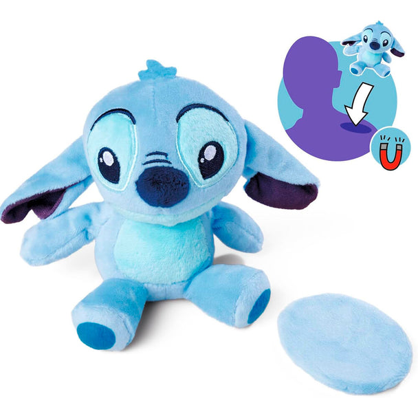 Détail de la peluche Stitch montrant l'aimant intégré pour fixation facile sur épaule