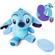 Détail de la peluche Stitch montrant l'aimant intégré pour fixation facile sur épaule