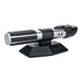 Lampe murale Star Wars Dark Vador allumée avec effet sabre laser rouge vif sur mur blanc