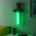 Vue rapprochée de la lampe épée Minecraft montrant les détails pixelisés et le câble USB-C