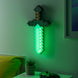 Vue rapprochée de la lampe épée Minecraft montrant les détails pixelisés et le câble USB-C