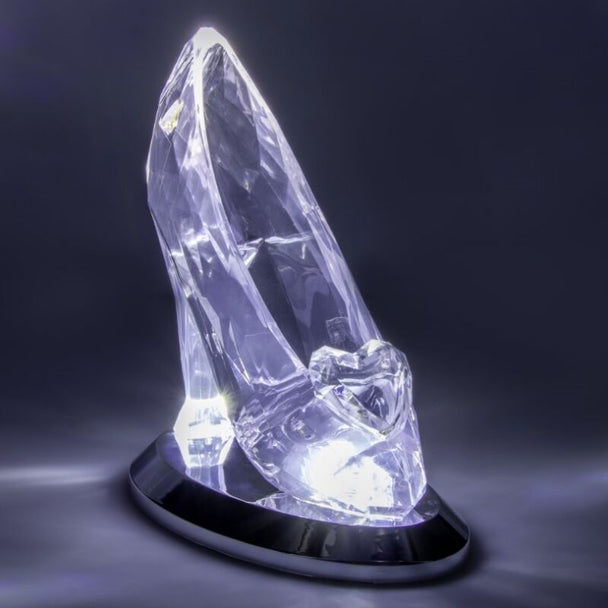 Vue rapprochée de la lampe 3D Crystal Shoe PALADONE éteinte, mettant en avant les détails précis de la forme en cristal sur un fond neutre
