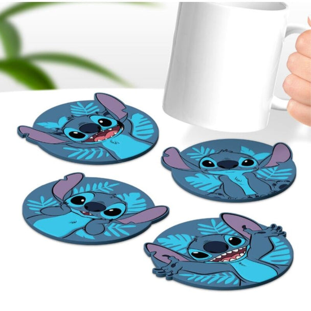 Gros plan sur un dessous de verre Stitch en caoutchouc montrant le design détaillé et la texture antidérapante
