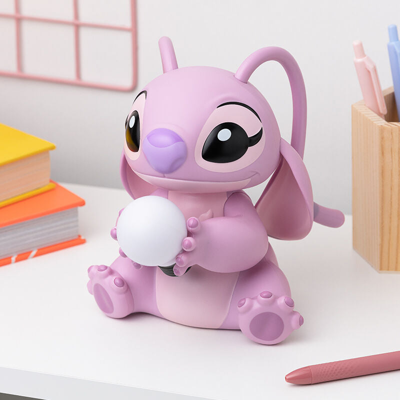 Lampe Stitch et Angel posée sur une étagère décorative, ambiance chaleureuse et lumineuse