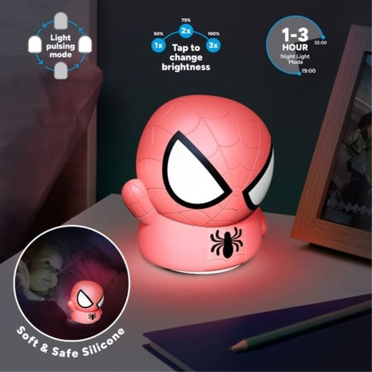 Lampe 3D Spiderman avec câble USB pour recharge, posée sur un bureau moderne