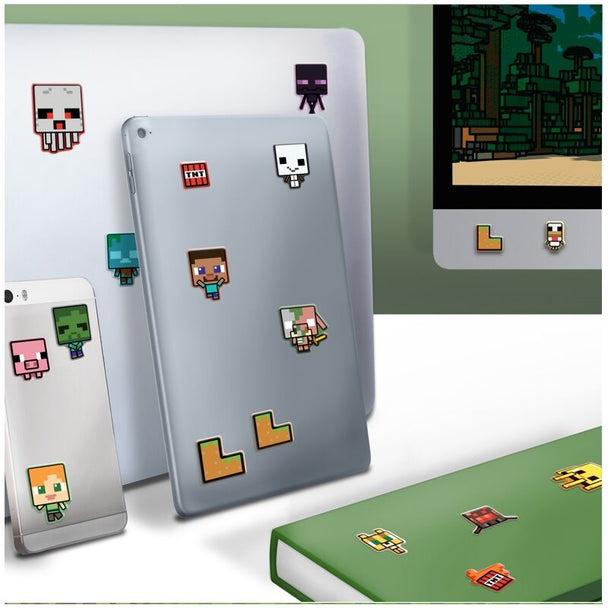 Vue d'ensemble des deux pages de stickers Minecraft Gadgets Paladone, présentant une variété de gadgets emblématiques du jeu en vinyle rembourré