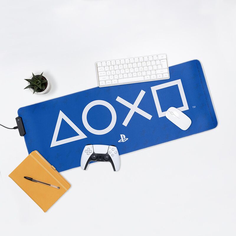 Installation du tapis lumineux PlayStation sur un bureau gaming avec clavier et souris