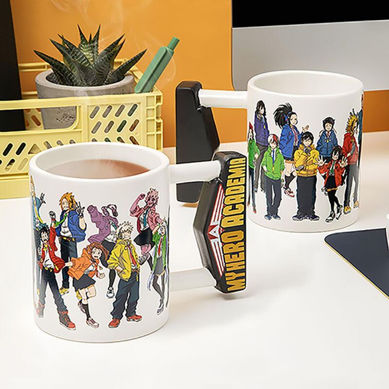 Ensemble de quatre images du mug My Hero Academia exposé sur fond blanc