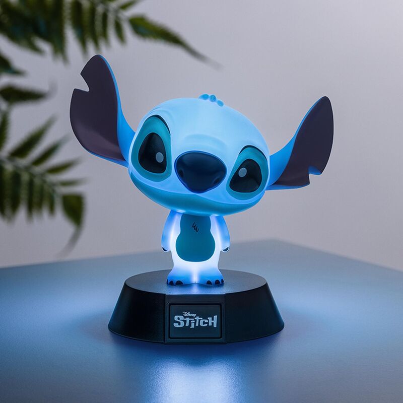 Lampe Stitch éteinte sur une étagère, mettant en valeur sa taille compacte de 12cm.