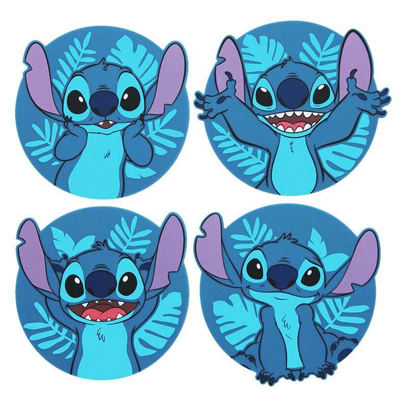 Présentation du set complet de 4 dessous de verre Disney Stitch posés sur une table en bois