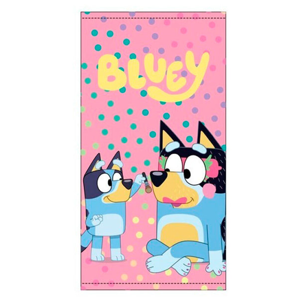 Serviette de plage microfibre Bluey MOOSE de dimensions 70x140cm, posée sur le sable, avec un design coloré et moderne.