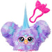 Mini Furby Furblet Groo-Vee électronique HASBRO avec clip porte-clés attaché à un sac à dos.