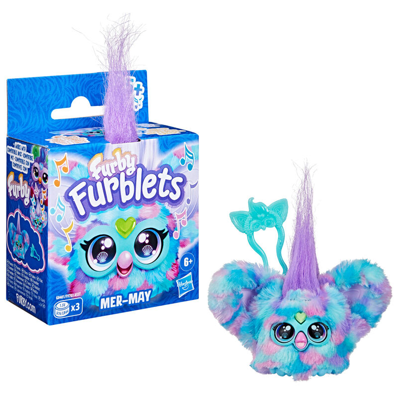 Furblet Mer-May Mini Furby attaché à un sac à dos, prêt à être emporté en voyage.