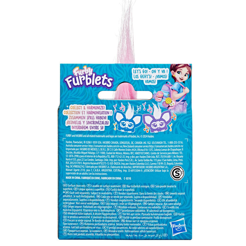 Enfant appuyant sur le bec du Furblet Bub-Lee pour entendre des sons amusants