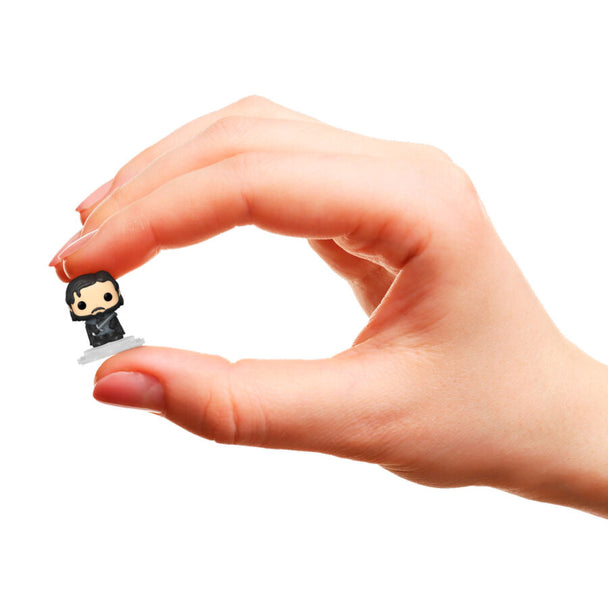 Zoom sur la figurine Bitty POP de Jon Snow de Game of Thrones dans son boîtier acrylique avec base amovible