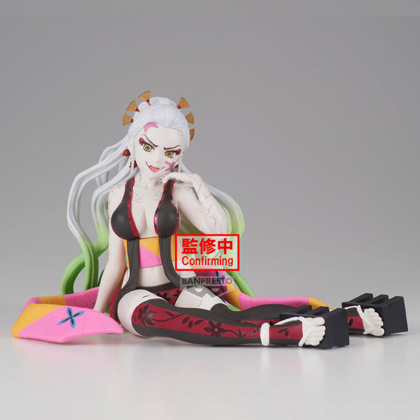 Profil gauche de la figurine Daki Demon Slayer montrant ses vêtements scintillants