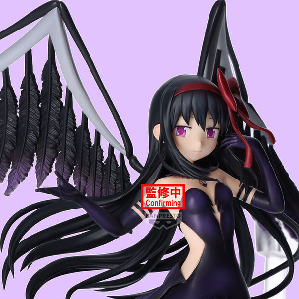 Profil gauche de la figurine Homura Devil 18cm montrant son costume sombre et ses accessoires