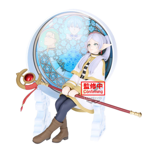 Gros plan sur les détails peints de la figurine Frieren Glasscap, mettant en valeur la finesse des couleurs et textures.