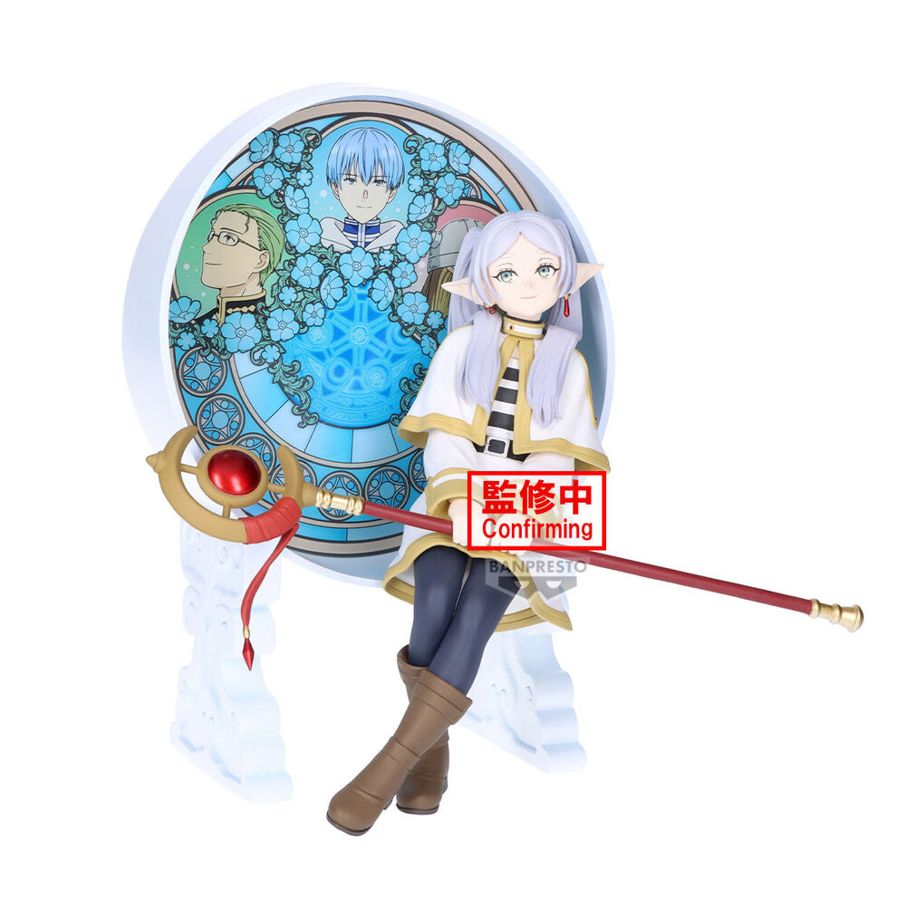 Photo latérale de la figurine Frieren Glasscap 15cm, présentant la posture dynamique et les accessoires du personnage.