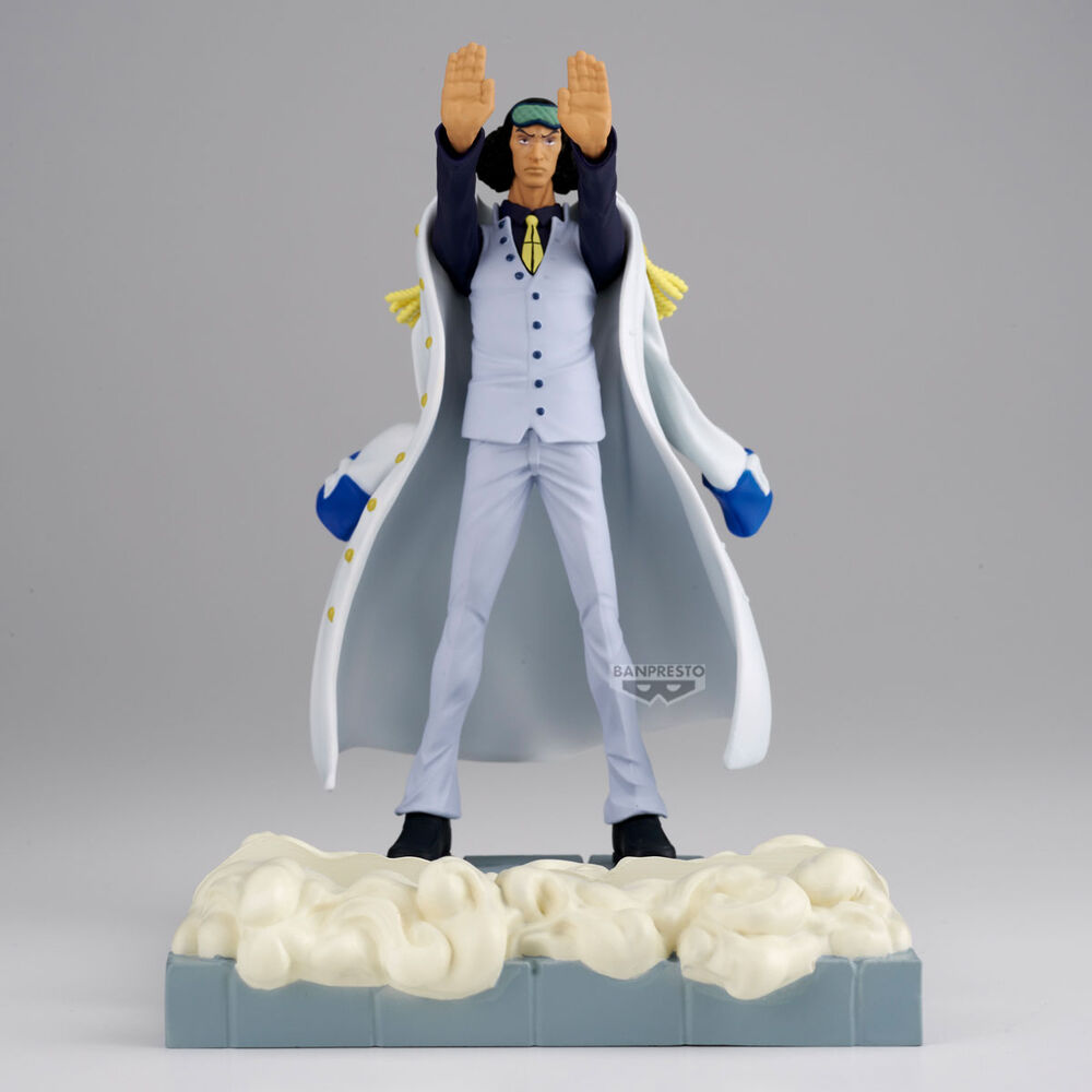 Vue latérale de la figurine Aokiji Kuzan montrant les détails de son manteau et de son uniforme