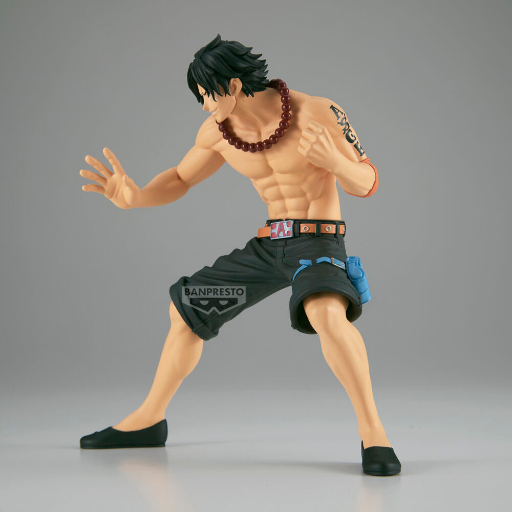 Vue latérale de la figurine Portgas D. Ace montrant les détails de la tenue et accessoires
