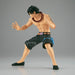 Vue latérale de la figurine Portgas D. Ace montrant les détails de la tenue et accessoires