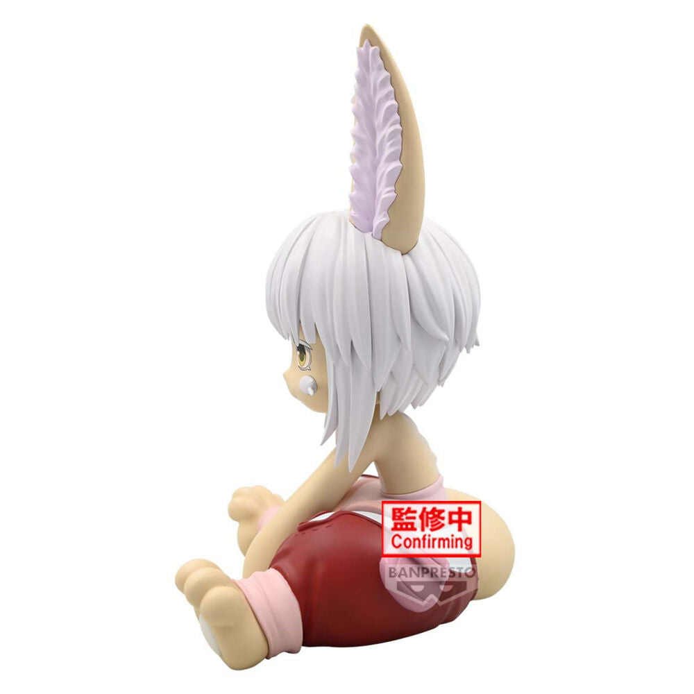Zoom sur le visage expressif de la figurine Nanachi issue de Made in Abyss