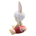 Zoom sur le visage expressif de la figurine Nanachi issue de Made in Abyss