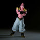 Profil latéral de la figurine Majin Buu montrant ses traits caractéristiques et expression faciale