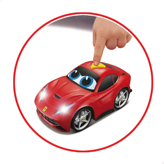 Vue latérale de la voiture junior Ferrari BURAGO montrant les détails réalistes de la carrosserie