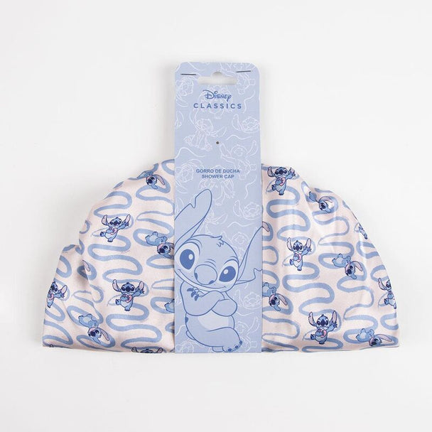 Détail de la texture en polyester et élastique de la charlotte de douche Stitch Disney CERDÁ posée sur fond blanc