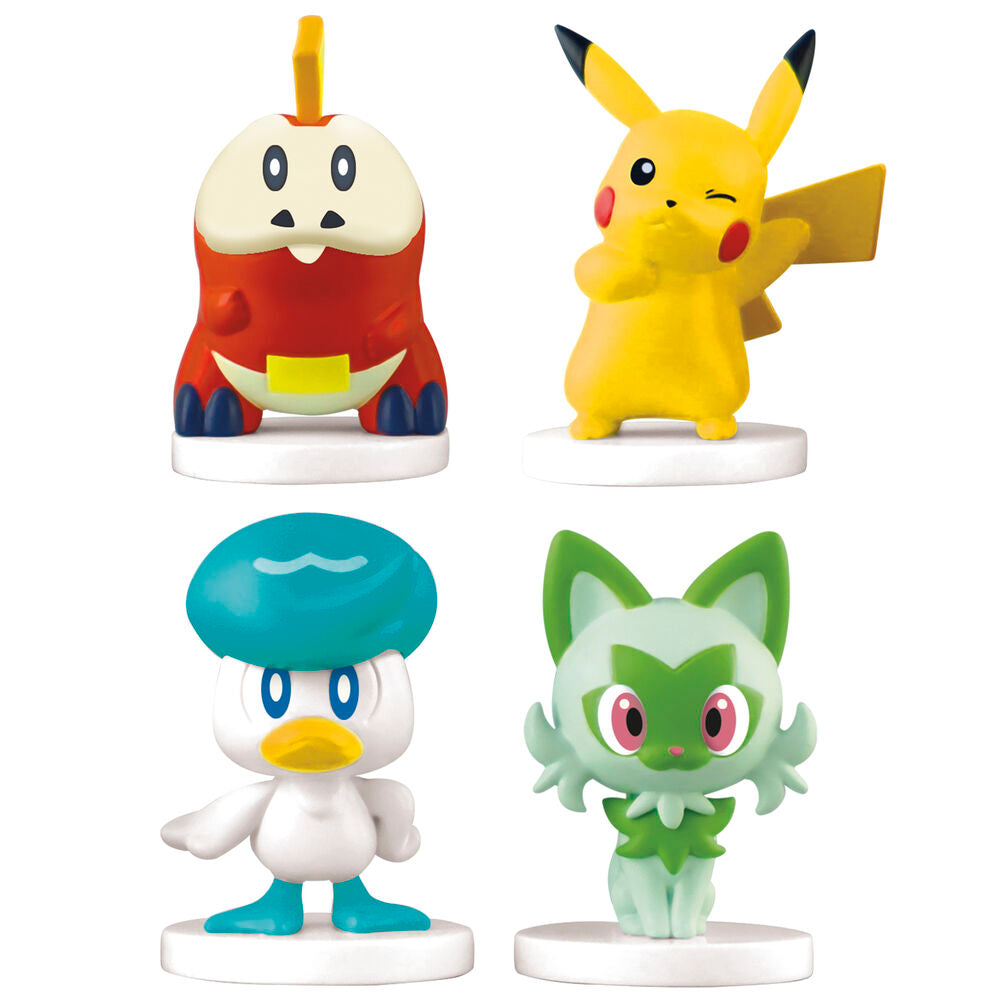 Joueurs en train de déplacer leurs pions sur le plateau Monopoly Pokémon durant une partie