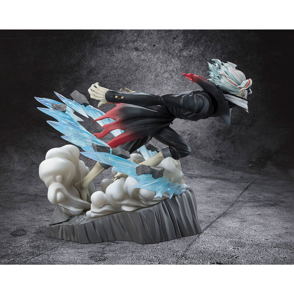 Profil gauche de la figurine Dandadan Okarun transformé montrant la posture dynamique