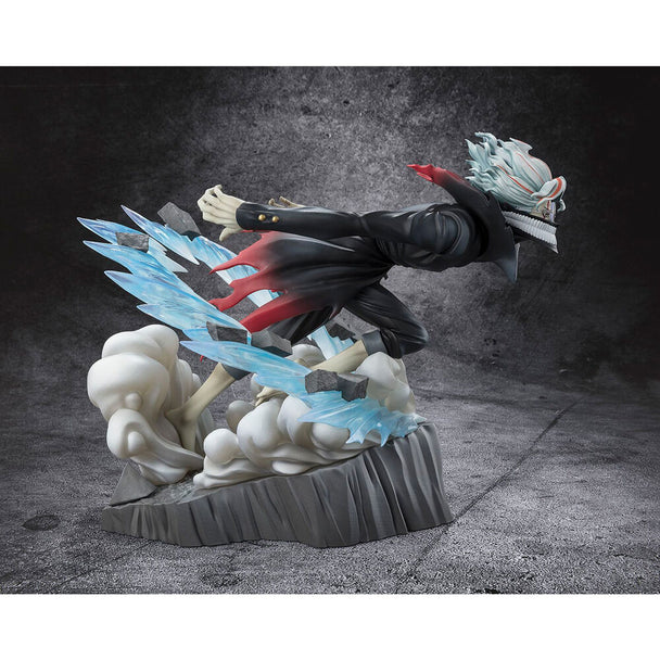 Profil gauche de la figurine Dandadan Okarun transformé montrant la posture dynamique