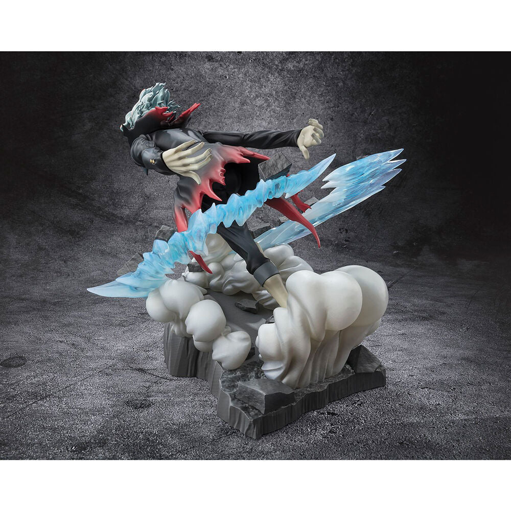 Vue rapprochée de la tête de la figurine Dandadan Okarun transformé avec expression intense