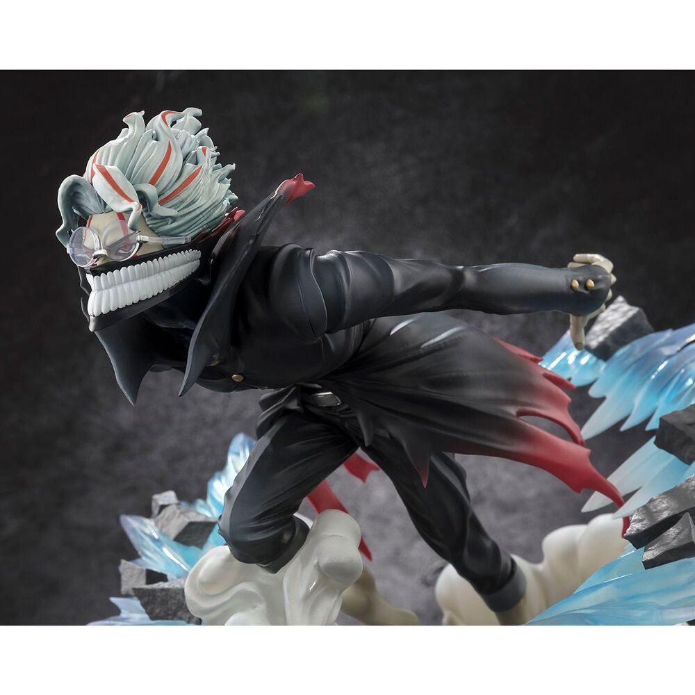 Détail des mains et accessoires de la figurine Dandadan Okarun transformé en position d'action