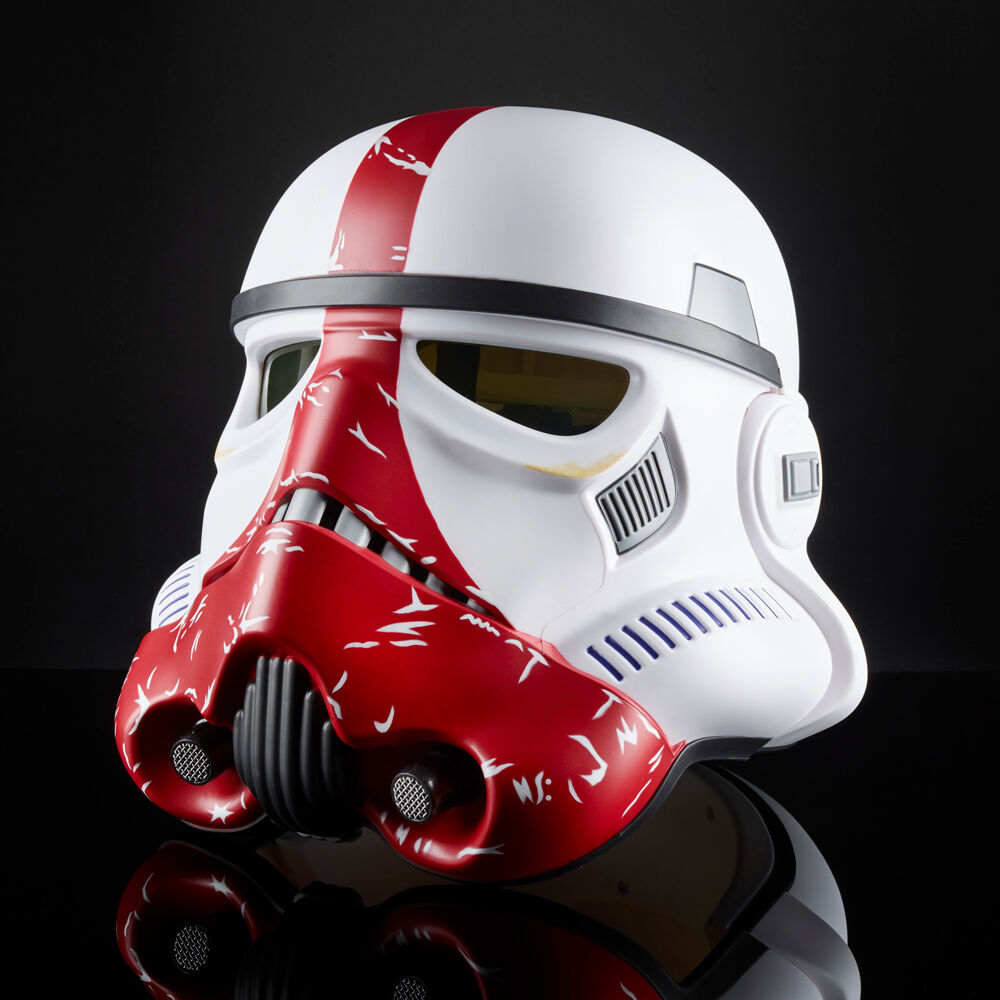 Casque Stormtrooper Incinerator Star Wars posé sur un support avec éclairage mettant en valeur son design
