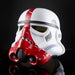 Casque Stormtrooper Incinerator Star Wars posé sur un support avec éclairage mettant en valeur son design