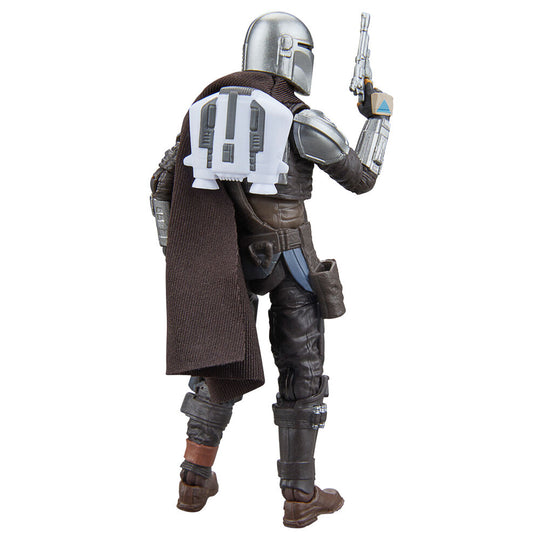 Vue latérale de la figurine Star Wars The Mandalorian avec accessoires complets