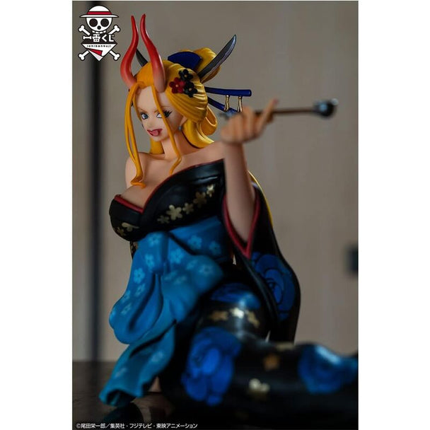 Profil gauche de la figurine One Piece Black Maria Ichibansho montrant la posture dynamique
