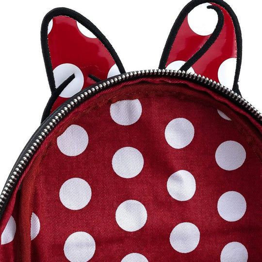 Sac à dos Loungefly Disney Minnie Bow posé sur une surface blanche avec éclairage naturel
