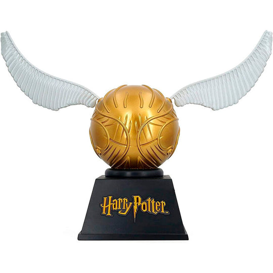 Tirelire Vif d'Or Harry Potter de 20cm, fabriquée par Monogram en PVC, un objet de collection idéal pour les fans de la saga Harry Potter.