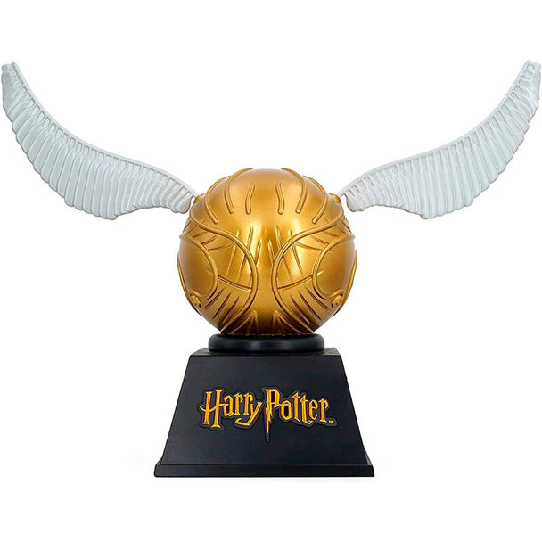 Tirelire Vif d'Or Harry Potter de 20cm, fabriquée par Monogram en PVC, un objet de collection idéal pour les fans de la saga Harry Potter.