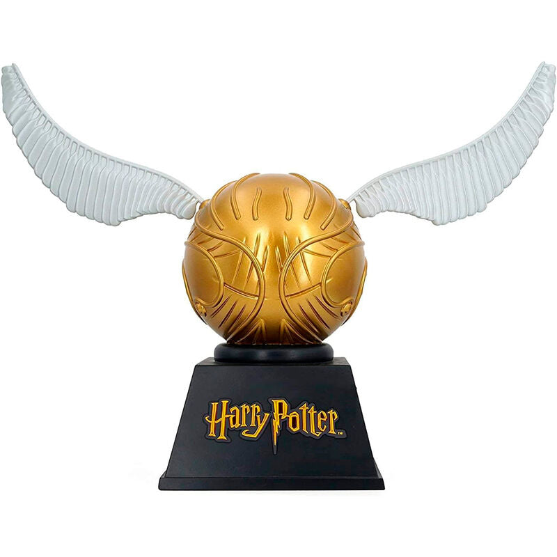 Tirelire Vif d'Or Harry Potter de 20cm, fabriquée par Monogram en PVC, un objet de collection idéal pour les fans de la saga Harry Potter.