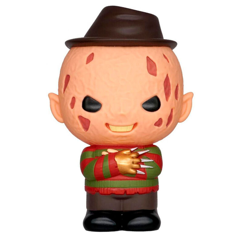 Tirelire Freddy Krueger de 20cm par Monogram. Représentation détaillée du personnage avec son pull rayé et ses griffes emblématiques, idéale pour les collectionneurs.