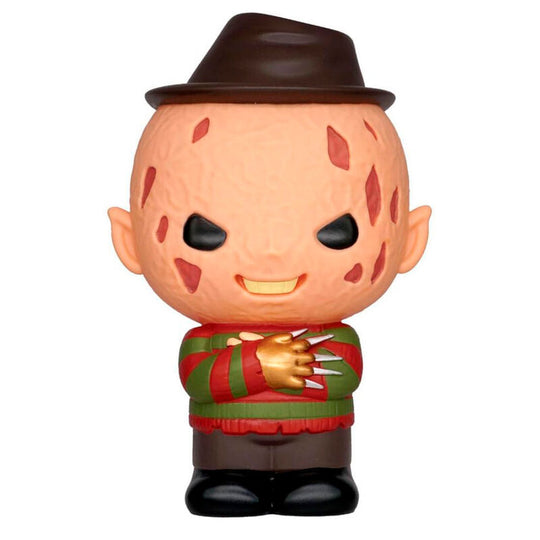 Tirelire Freddy Krueger de 20cm par Monogram. Représentation détaillée du personnage avec son pull rayé et ses griffes emblématiques, idéale pour les collectionneurs.