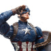 Figurine Captain America posée sur un socle pour exposition