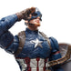 Figurine Captain America posée sur un socle pour exposition
