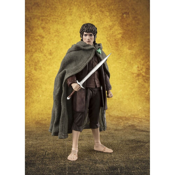 Gros plan sur la figurine de Frodo Baggins avec son épée et son anneau unique