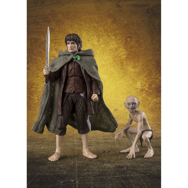 Figurines S.H. Figuarts de Frodo Baggins et Gollum posées côte à côte avec détails réalistes